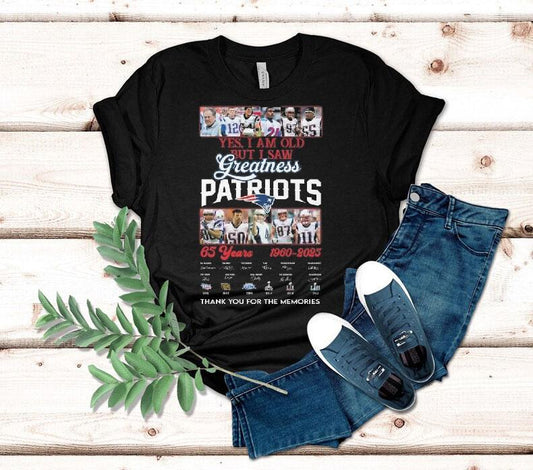 Yes I Am Old But I Saw Greatness New England Patriots 65 Years 1960-2025 Players Legends Signatures Thank You For The Memories Shirt